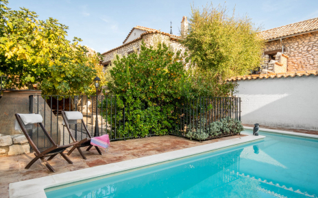 La piscina mide 8 x 4 metros y se puede cerrar